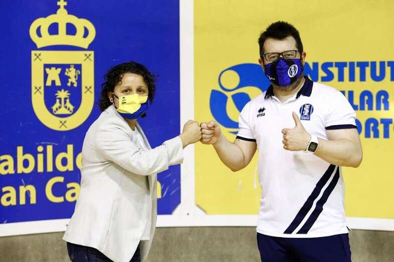 Cristina Gimeno (i), entrenadora del Teldeportivo / TA